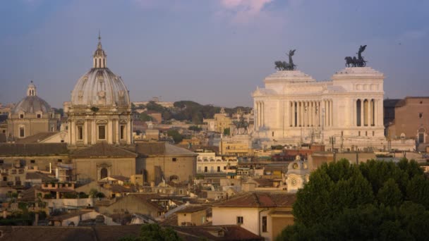 Ancora riprese del Sant'Andrea della Valle davanti all'Altare della Patria — Video Stock