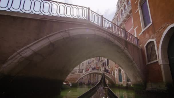 Fiocco di una gondola che scivola lungo il canale — Video Stock