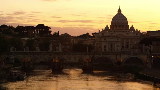 Imagens da Ponte Sant 'Angelo e da cúpula da Basílica de São Pedro ao pôr-do-sol — Vídeo de Stock