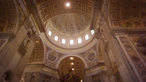 Vom Kuppelinnenraum auf Baldacchino umkippen — Stockvideo