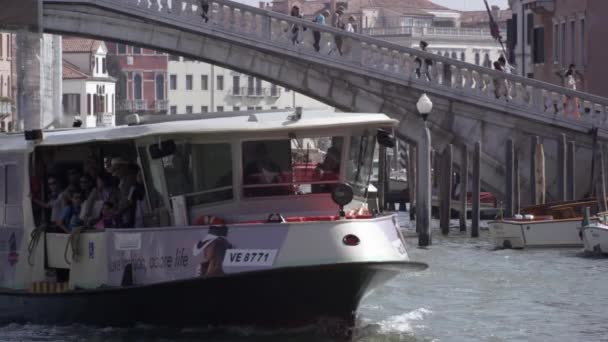 Turistické trajekty přeplují pod mostem Ponte Scalzi na velkém průplavu. — Stock video
