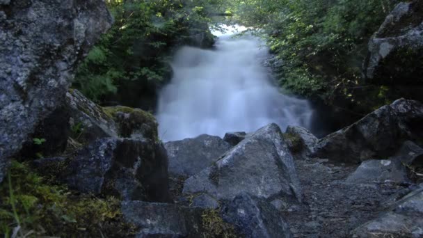 Faible angle stationnaire laps de temps d'une chute d'eau en Alaska . — Video