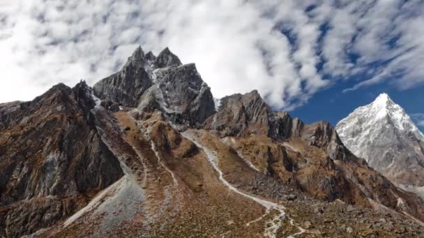 Wolken ziehen vor einem Himalaya-Gipfel vorbei. — Stockvideo