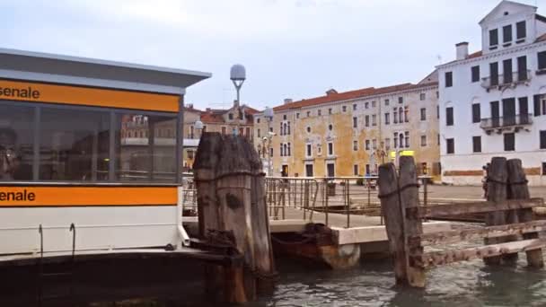 I passeggeri del vaporetto attendono l'arrivo del loro prossimo taxi a Venezia — Video Stock