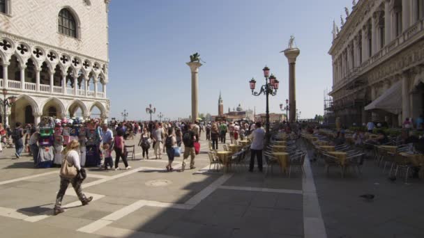 Lidé vstupující na Piazza San Marco a jejich opuštění — Stock video