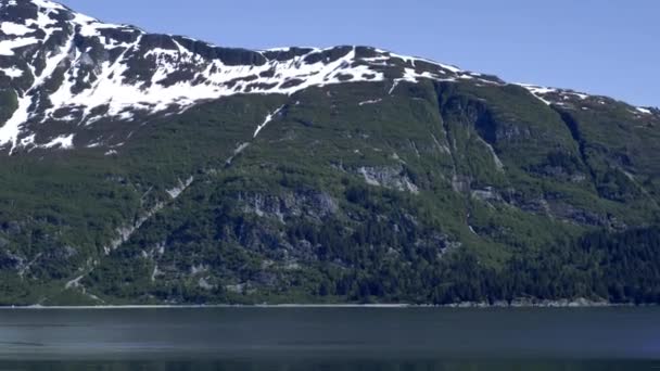 Vista de una montaña cubierta de nieve con agua en la base, Alaska . — Vídeos de Stock
