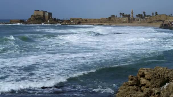 Realeza Stock de Video Gratis Filmación de olas y Caesarea filmada en Israel — Vídeo de stock