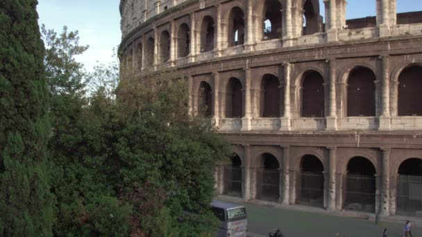 Slow motion pan of Colosseum to Arch of Constantine — Stock Video