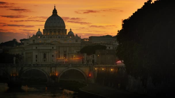 Severní strana Ponte Sant'Angelo a baziliky svatého Petra za soumraku — Stock video