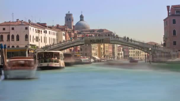 Scalzi brug en water verkeer in Venetië. — Stockvideo