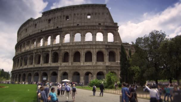 Voetgangers lopen door tuinen tegenover het Colosseum in Rome Italië — Stockvideo