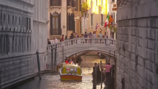 Ambulancia acuática en el canal junto al Palacio Ducal . — Vídeo de stock