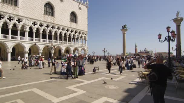 Voorkant van Dogenpaleis in Piazza San Marco — Stockvideo