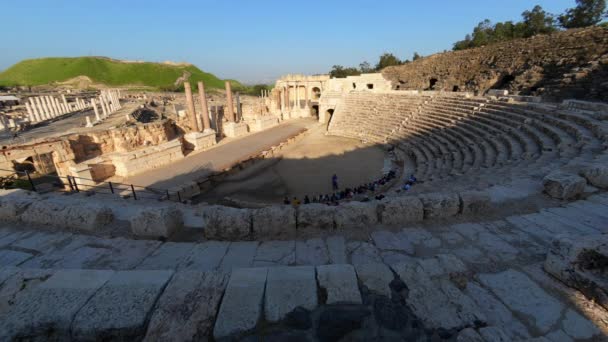 Time lapse of tour groups in an ancient Roman amphitheater — Stock Video