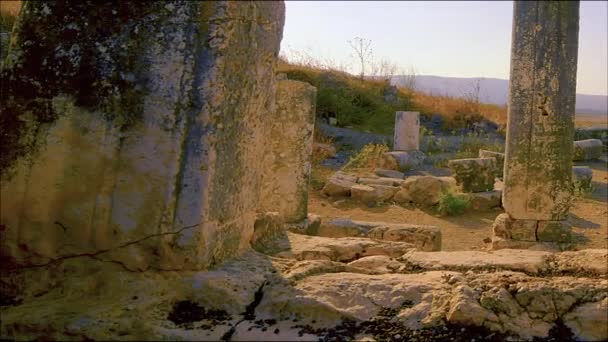 Velhas ruínas no Monte Arbel, Israel . — Vídeo de Stock