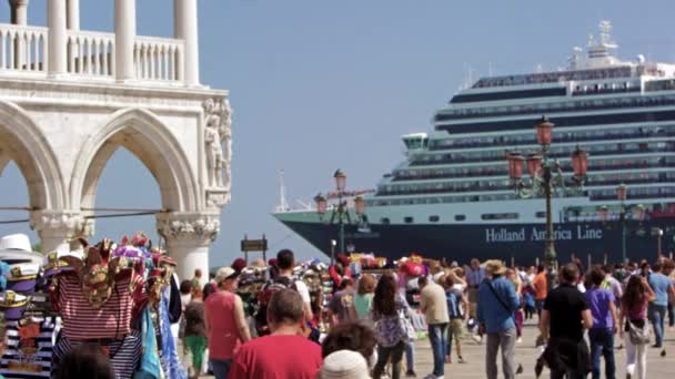 Crucero que se detiene cerca de Piazza San Marco — Vídeos de Stock