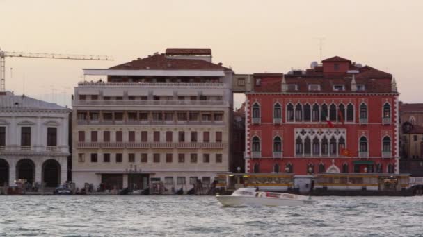 Wharf längs San Marco canal och båtar — Stockvideo