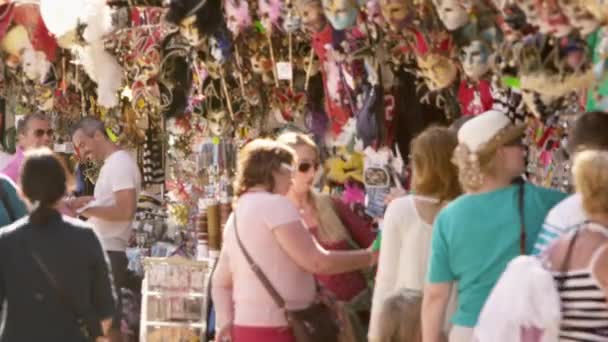 お店でお土産を見てヴェネツィアを巡る人々. — ストック動画