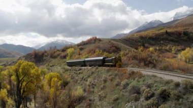 Tren sonbahar manzara ile rulo