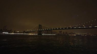 Doğu Nehri ve Brooklyn Köprüsü.