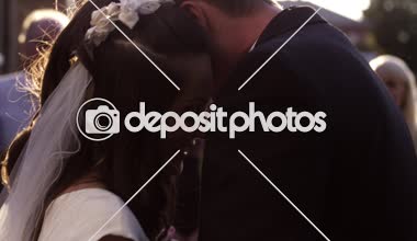 Gelin ve damat birlikte dans