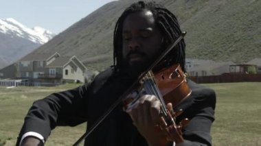 Keman çalan adam 