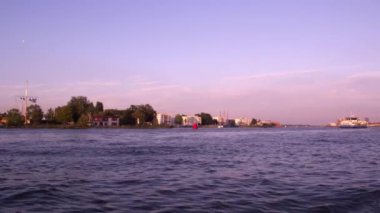 Amsterdam, Hollanda'da Ij nehri boyunca setin takibi