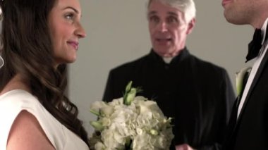 Gelin ve damat öp ve gülümse