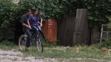 Çift birlikte bir bisiklet sürme.