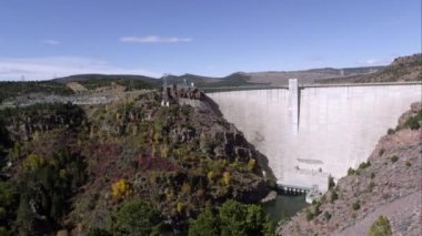  Yanan Gorge Barajı soldan sağa.
