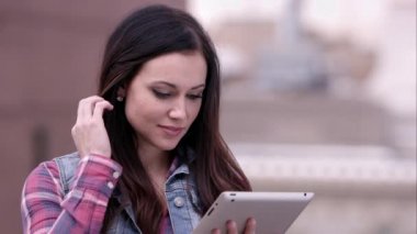  parmak tablet vasıl bakarken saç çalışan kadın.
