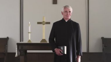 Bir İncil ön kısmında bir şapel ile ayakta vaiz.