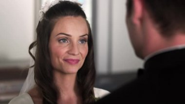 Gelin ve damat için vaiz dinle.