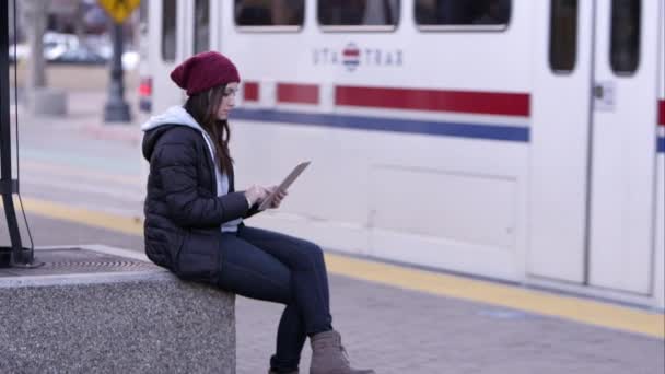 Kvinna med tablett som transit tåg drar stannar. — Stockvideo