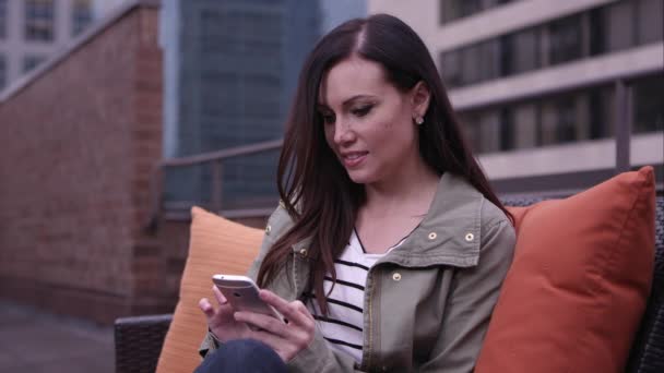 Femme sur le toit toucher smartphone — Video