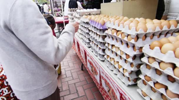 Huevos frescos en un mercado abierto — Vídeos de Stock