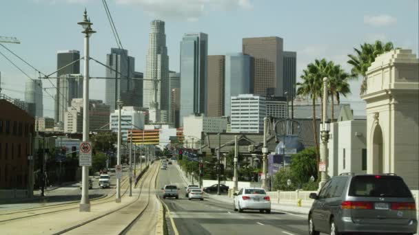 Stad straat richting wolkenkrabbers in Los Angeles. — Stockvideo