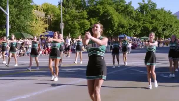 Cheerleaders girls in a parade — Stock Video