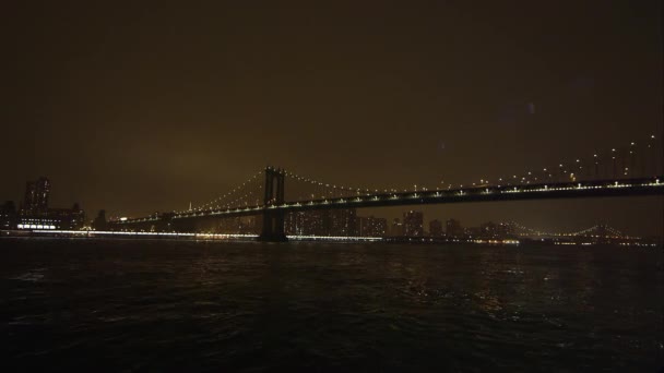 East River y el puente de Brooklyn . — Vídeo de stock