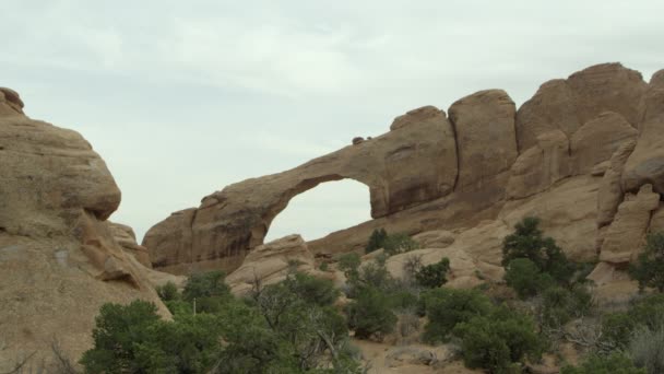 Skyline Arch en el Parque Nacional Arches — Vídeos de Stock