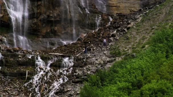 Personas en una ladera de las cascadas del velo nupcial — Vídeos de Stock