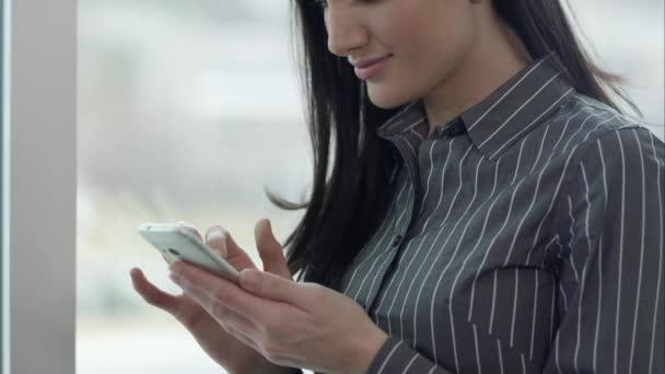 Žena používající smartphone. — Stock video