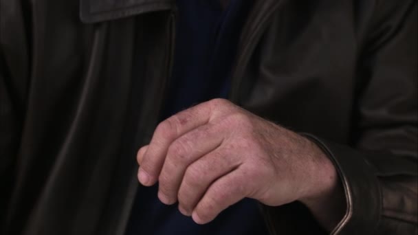 Man rubbing hands together — Stock Video