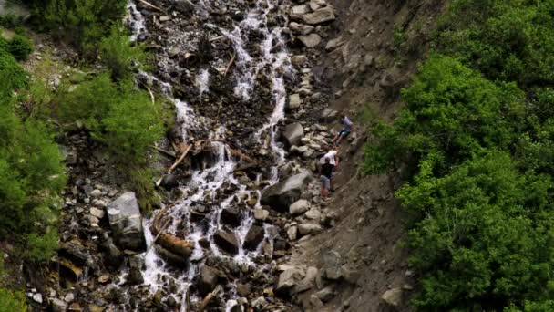 Mensen klimmen bij de Bridal Veil Falls — Stockvideo