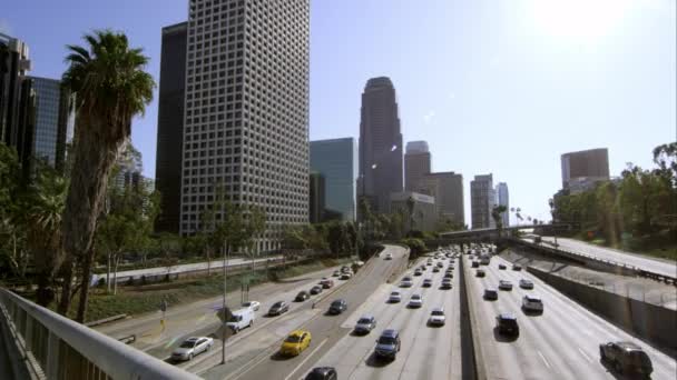 Wolkenkrabbers en verkeer vanuit bridge in Los Angeles. — Stockvideo