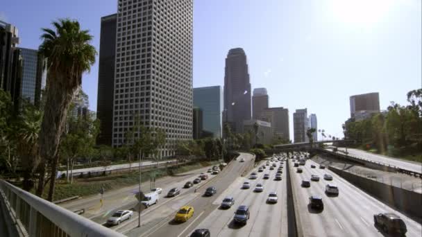 Gökdelenler ve Los Angeles'ta Köprüsü'nden trafik. — Stok video