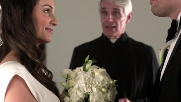 Mariée et marié baiser et sourire 