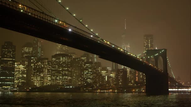 East River y el puente de Brooklyn . — Vídeos de Stock