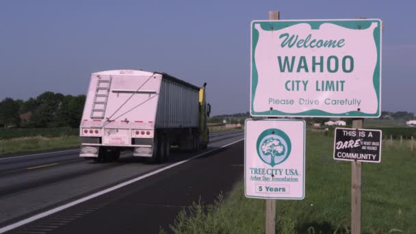 Welkom bij Wahoo teken als auto's rijden door — Stockvideo