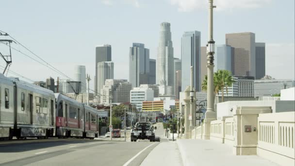 Stadtstraße in Richtung Hochhäuser in Los Angeles. — Stockvideo